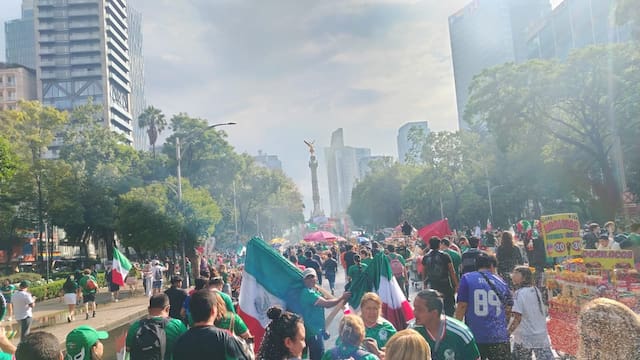 Fiesta bajo la tormenta: La afición inunda el Ángel tras el triunfo histórico del Tri en el Estadio CDMX