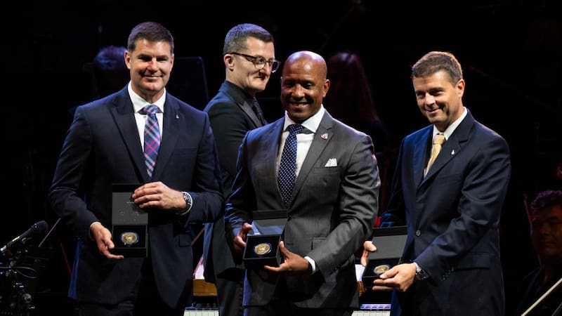 Los astronautas de la misión lunar Artemis 2, Reid Wiseman (i), Victor Glover (c) y Jeremy Hansen (d) reciben la Medalla Stephen Hawking, este sábado durante el festival científico Starmus en Santa Cruz de Tenerife.