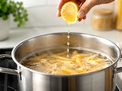 Poner unas gotas de limón en el agua de los fideos: por qué lo recomiendan y para qué sirve