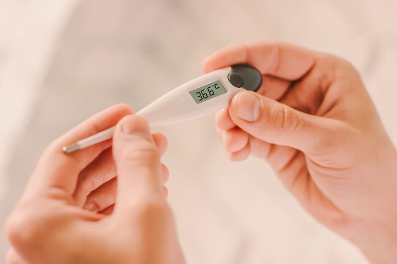 La falta de ventilación y el contacto cercano aumentan el riesgo de contagio en espacios cerrados.