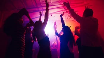 La Alcaldía confirmó los bares y las discotecas en Bogotá que abren hasta las 5:00 a.m. durante 2026: cuáles quedan excluidas