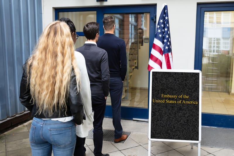 La Embajada de Estados Unidos en la Ciudad de México aplicó nuevas medidas de seguridad: solo se permitirá ingresar con dispositivos electrónicos pequeños.