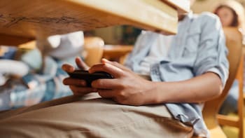 Los celulares ya no se podrán usar en las aulas: impulsan su prohibición en escuelas de todo el país para primaria y secundaria