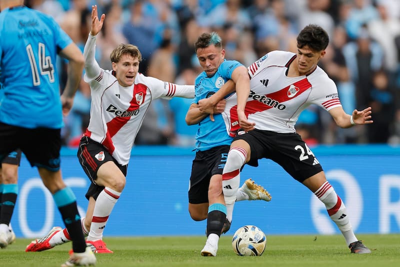 AME4803. CÓRDOBA (ARGENTINA), 24/05/2026.- Juan Cruz Meza (d) de River disputa el balón con Santiago Longo (c) de Belgrano este domingo, durante un partido por la final de la Liga Argentina entre River Plate y Belgrano, en el estadio Mario Alberto Kempes en Córdoba (Argentina). EFE/ Juan Ignacio Roncoroni
