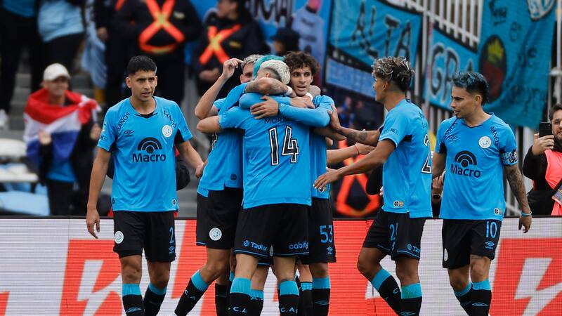 AME4812. CÓRDOBA (ARGENTINA), 24/05/2026.- Jugadores de Belgrano celebran un gol este domingo, durante un partido por la final de la Liga Argentina entre River Plate y Belgrano, en el estadio Mario Alberto Kempes en Córdoba (Argentina). EFE/ Juan Ignacio Roncoroni