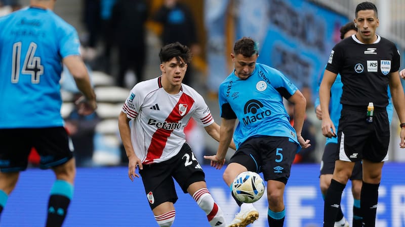 AME4792. CÓRDOBA (ARGENTINA), 24/05/2026.- Juan Cruz Meza (i) de River disputa el balón con Santiago Longo de Belgrano este domingo, durante un partido por la final de la Liga Argentina entre River Plate y Belgrano, en el estadio Mario Alberto Kempes en Córdoba (Argentina). EFE/ Juan Ignacio Roncoroni
