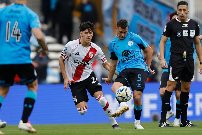 AME4792. CÓRDOBA (ARGENTINA), 24/05/2026.- Juan Cruz Meza (i) de River disputa el balón con Santiago Longo de Belgrano este domingo, durante un partido por la final de la Liga Argentina entre River Plate y Belgrano, en el estadio Mario Alberto Kempes en Córdoba (Argentina). EFE/ Juan Ignacio Roncoroni