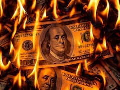 Con un dólar marcha atrás, el mundo respira y se abren dos ventanas para los argentinos: viajes y deuda