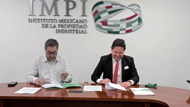 Firma del acuerdo entre Alibaba y el IMPI | Foto: Cortesía