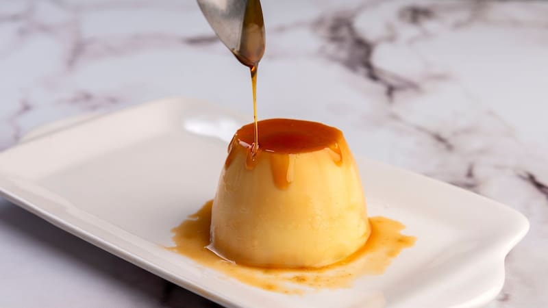 El flan casero es uno de esos postres clásicos que despiertan nostalgia, ideal para cerrar una comida con un toque dulce y familiar. Imagen: archivo.