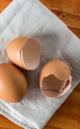 Cáscara de huevo y vinagre: por qué recomiendan esta mezcla y cuáles son sus principales beneficios