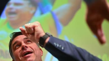 Flávio Bolsonaro se autoproclama presidente electo legítimo de Brasil