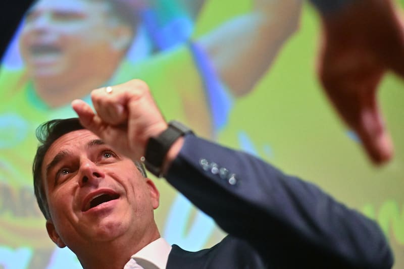 El candidato a la presidencia de Brasil, Flávio Bolsonaro, reacciona durante el anuncio de respaldo del exgobernador conservador Goiás Ronaldo Caiado.