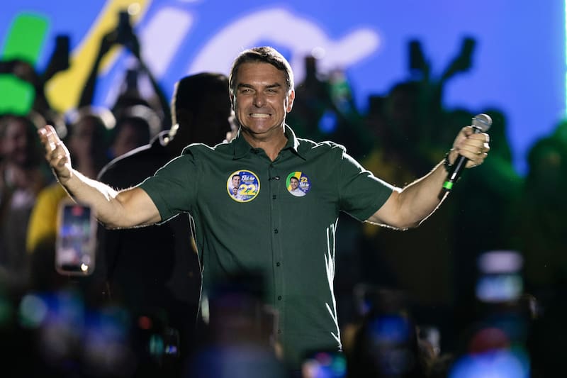 Flávio Bolsonaro durante el cierre de su campaña a días del balotaje.