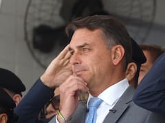 Flávio Bolsonaro quedó en el centro de una polémica religiosa a días de la elección