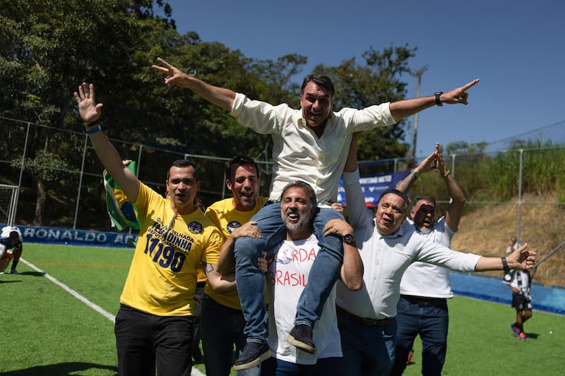 El candidato ultraderechista posa durante una visita al Club de la Comunidad Waldemar Moreno, en San Pablo.