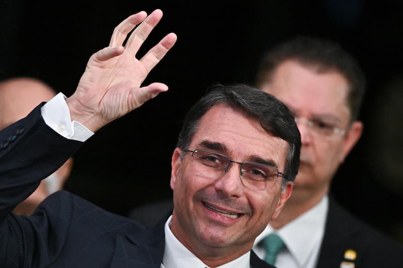 Fotografía de archivo del 9 de septiembre de 2025 del senador brasileño Flávio Bolsonaro, hijo de expresidente Jair Bolsonaro, hablando durante una rueda de prensa, en Brasilia (Brasil). Flávio Bolsonaro será candidato a la presidencia de Brasil en octubre de 2026, anunció este viernes el presidente del Partido Liberal (PL), Valdemar Costa Neto. EFE/ Andre Borges ARCHIVO