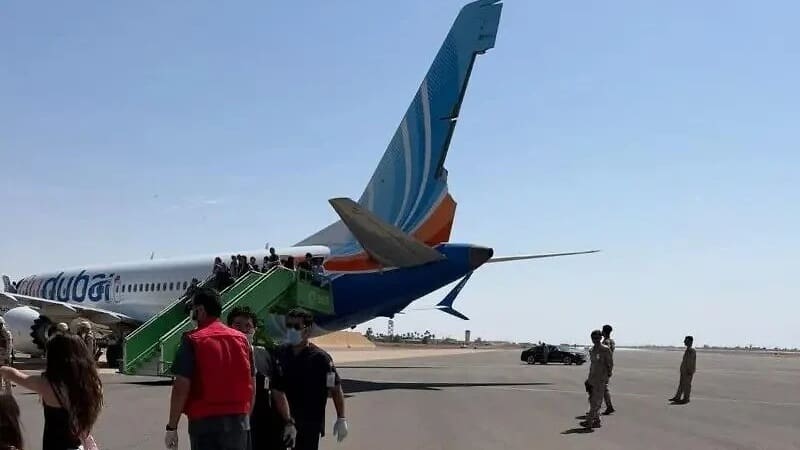 Pasajeros del vuelo de Flydubai desembarcan en el aeropuerto de Tabuk, Arabia Saudita, tras el incidente.
