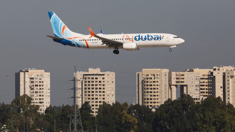 El vuelo FZ 1073 de Flydubai, programado para unir Dubái con el aeropuerto Ben Gurion, cercano a Tel Aviv, sufrió un incidente durante el trayecto y aterrizó en Arabia Saudita.