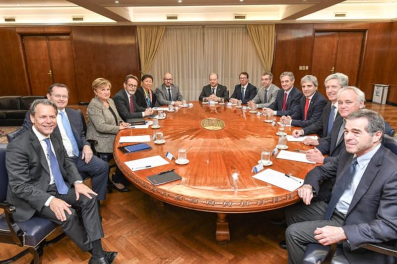 Mesa completa: Por el FMI - Luis Cubeddu, Nigel Chalk, Kristalina Georgieva, Wolfgang Andreas Bauer, Joyce Wong y Max Alier. Por Argentina - Leonardo Madcur, Carlos Guberman, Federico Furiase, José Luis Daza, Luis Caputo, Santiago Bausili, Vladimir Werning y Ernesto Talvi