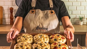Focaccia casera para picadas: cuál es la mejor receta y cuál es el secreto para que queden perfectas