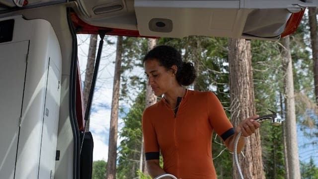 Ford lanza su furgoneta camper ideal para viajes largos: la van está totalmente equipada con ducha, cocina y colchón