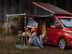 Ford presenta una furgoneta camper completamente equipada: una van con ducha, cocina y colchón