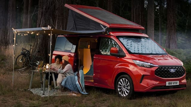 Ford presenta una furgoneta camper completamente equipada: una van con ducha, cocina y colchón
