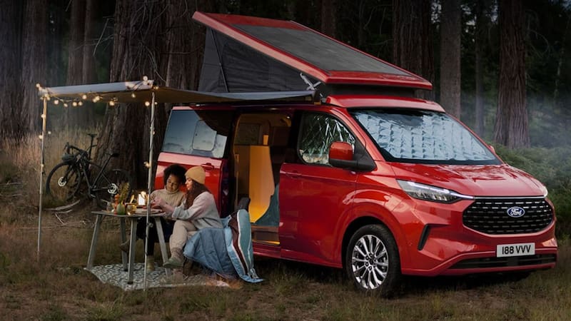 Ford presenta una furgoneta camper completamente equipada: una van con ducha, cocina y colchón. Foto: Ford