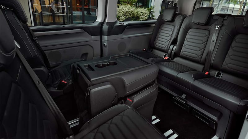 Esta furgoneta camper de Ford es ideal para viajes largos: tiene capacidad para hasta ocho pasajeros.