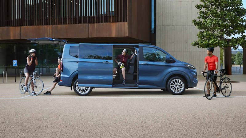Esta furgoneta camper de Ford es ideal para viajes largos: tiene capacidad para hasta ocho pasajeros.