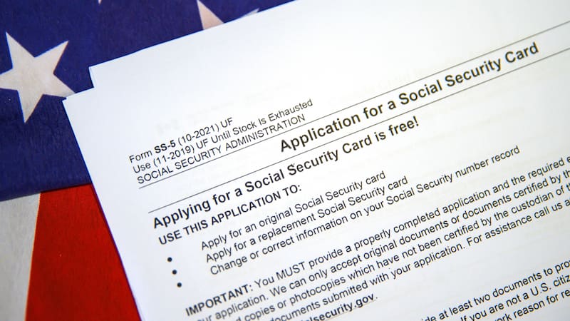 Reemplazar la tarjeta de Seguro Social es gratis, muchas veces puede iniciarse en línea y requiere documentos originales. Fuente: Shutterstock.
