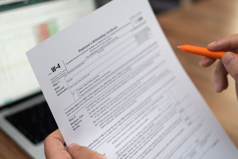 El Formulario W-4 se entrega al empleador para calcular la retención del impuesto federal sobre los ingresos.