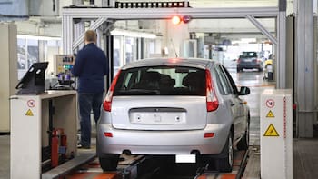 Es oficial y lo confirmó el Gobierno | Habrá una verificación vehicular obligatoria en abril para conductores que manejen estos autos