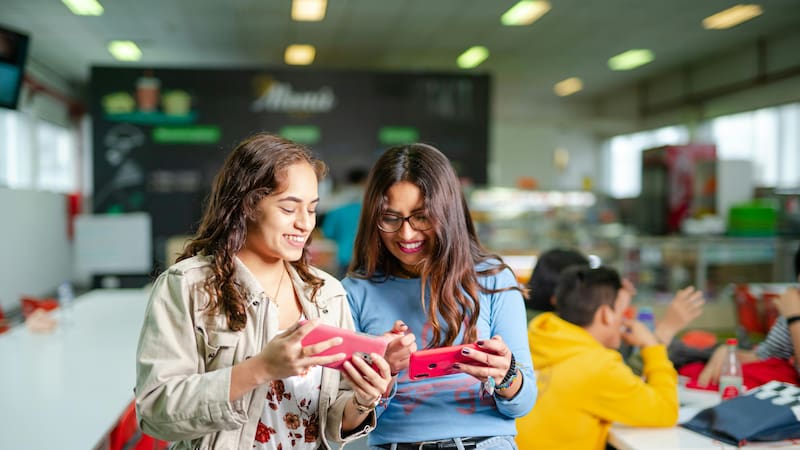 Mujeres usuarias de servicios digitales. Foto:Miguel Guillermo Guevara García/Pexels.