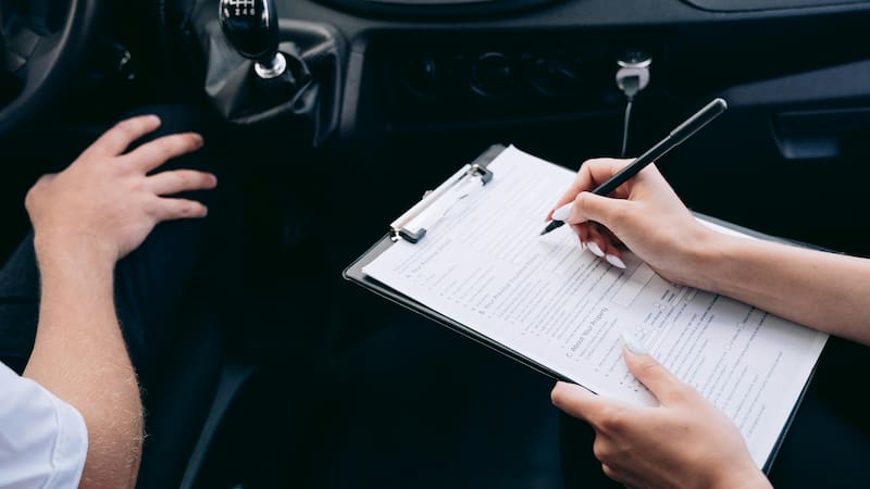 Póliza de seguro de auto MIkhail Nilov/Pexels