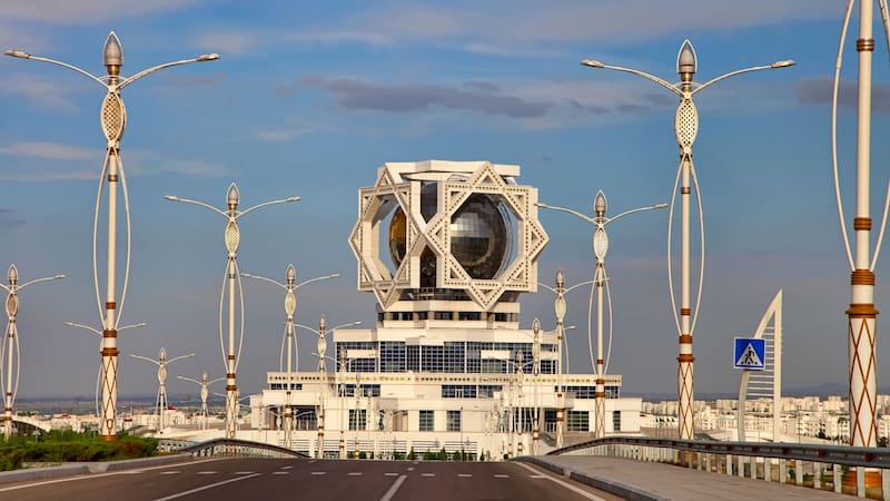 Este país sorprende con una capital cubierta de mármol blanco, sin wifi público y con agua y electricidad gratis para todos. Así funciona uno de los países más herméticos del mundo.