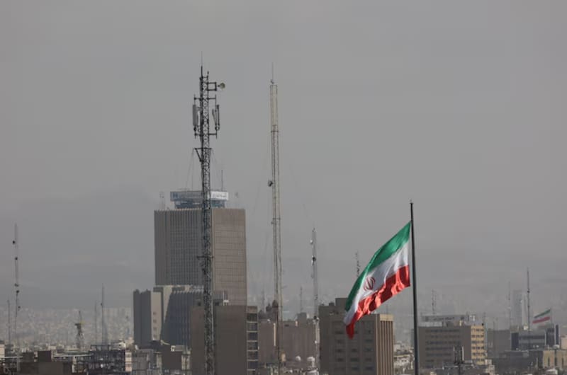 Una bandera iraní ondea mientras Israel y Estados Unidos lanzan ataques contra Irán en Teherán,