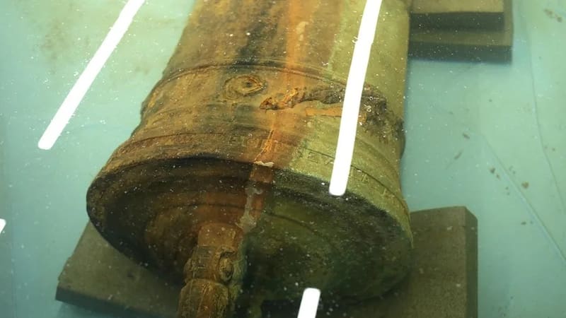 Un cañón que la Armada Nacional de Colombia recuperó del naufragio del galeón San José, que yace en el fondo marino en un punto cercano a Cartagena de Indias.