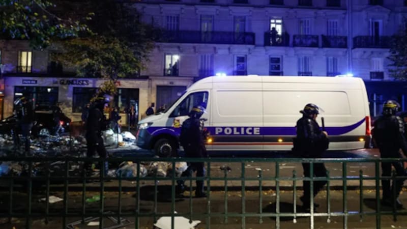 Policías franceses en la zona próxima a la plaza de la República de París tras los disturbios del sábado.