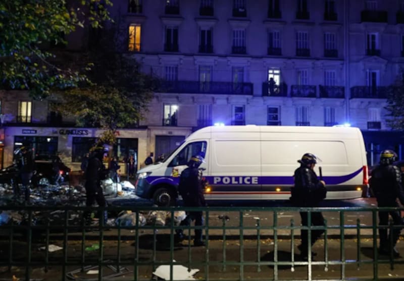 Policías franceses en la zona próxima a la plaza de la República de París tras los disturbios del sábado.
