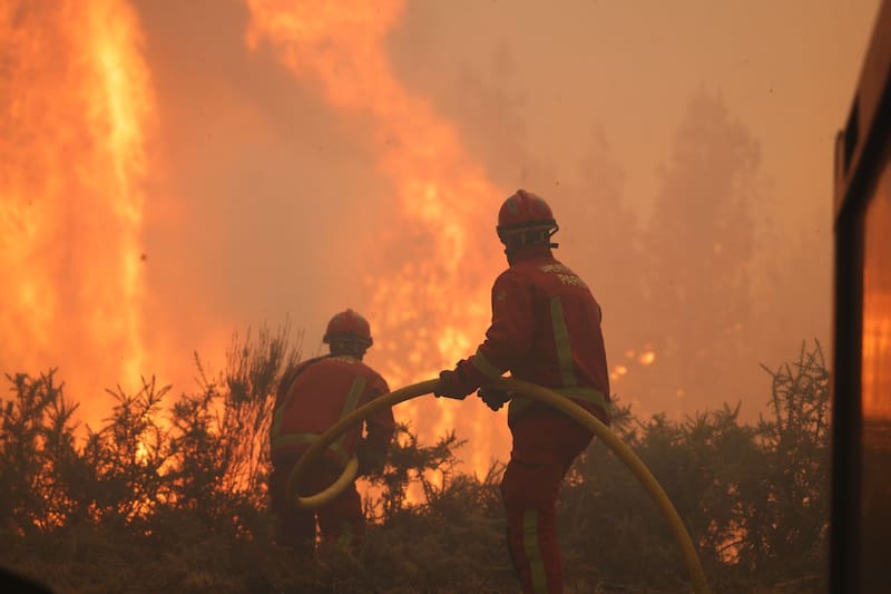 Los servicios meteorológicos franceses confirmaron este lunes el comienzo de una nueva ola de calor, la cuarta en el país este año, desde este martes, con máximas de hasta 40 grados en el suroeste, lo que podría complicar la lucha contra los numerosos focos de fuego activos, en especial cerca de Burdeos. Las temperaturas máximas registrarán desde mañana "un claro aumento", con valores elevados en gran parte del país.