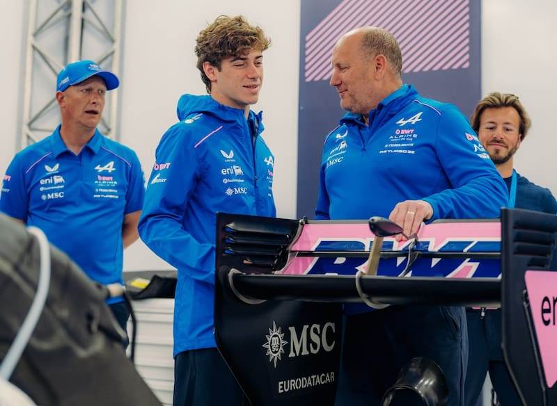 Franco Colapinto con los integrantes del equipo BWT Alpine F1 en Buenos Aires