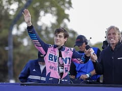 Colapinto hizo su última pasada a bordo del Lotus E20 y se despidió en un micro descapotable