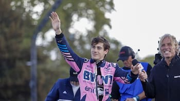 Franco Colapinto hizo su última pasada a bordo del Lotus E20 y se despidió de la gente en un micro descapotable