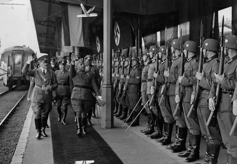 La revisión del pasado vinculado a Francisco Franco, aquí junto a Adolf Hitler, reabre el debate sobre memoria histórica y democracia en España.