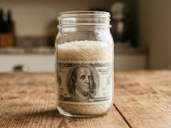 Envolver y guardar un billete de dólar en un frasco con arroz: para qué sirve y por qué lo recomiendan