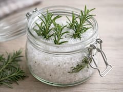 Es tendencia | Para qué sirve poner un frasco de arroz con romero en el interior de la casa y por qué lo recomiendan