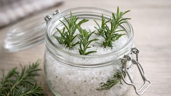 Es tendencia | Para qué sirve poner un frasco de arroz con romero en el interior de la casa y por qué lo recomiendan