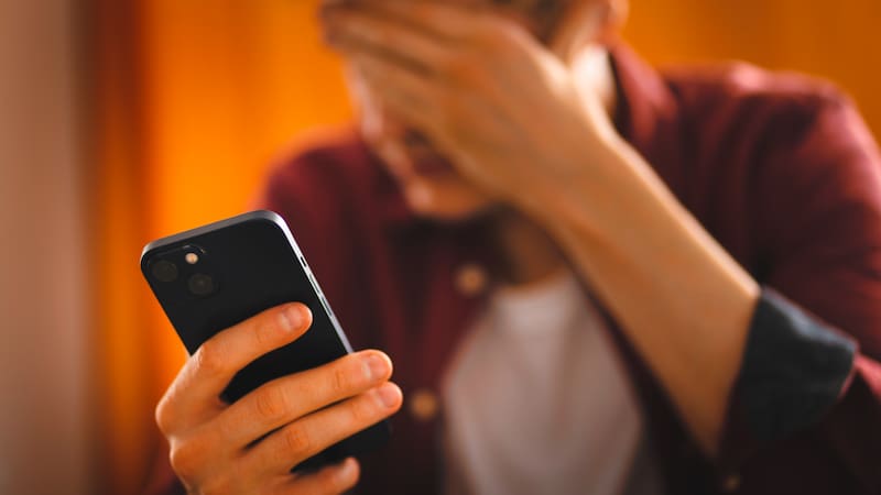 El DMV de Virginia lanzó un comunicado alertando sobre intentos de fraude que utilizaban el nombre de la entidad para estafas conductores y hacerlos pagar una multa falsa. (fuente: freepik)